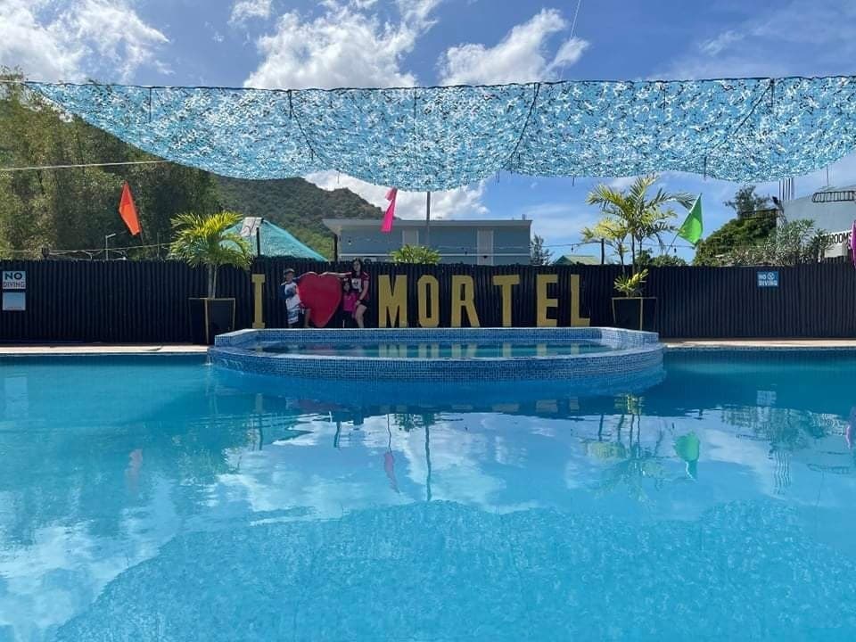 Mortel's Riverpool Resort